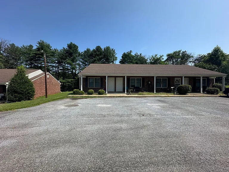 140-141 Shenandoah Ave — Photo 1