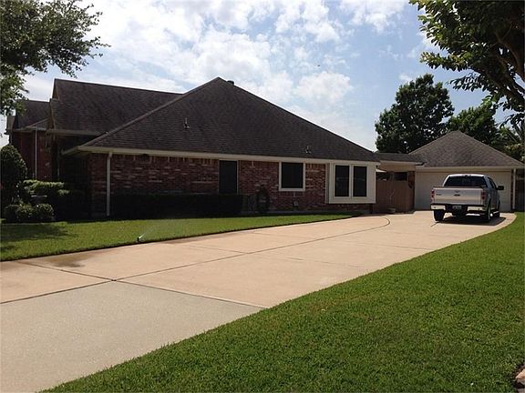 Over sized driveway and huge lot !