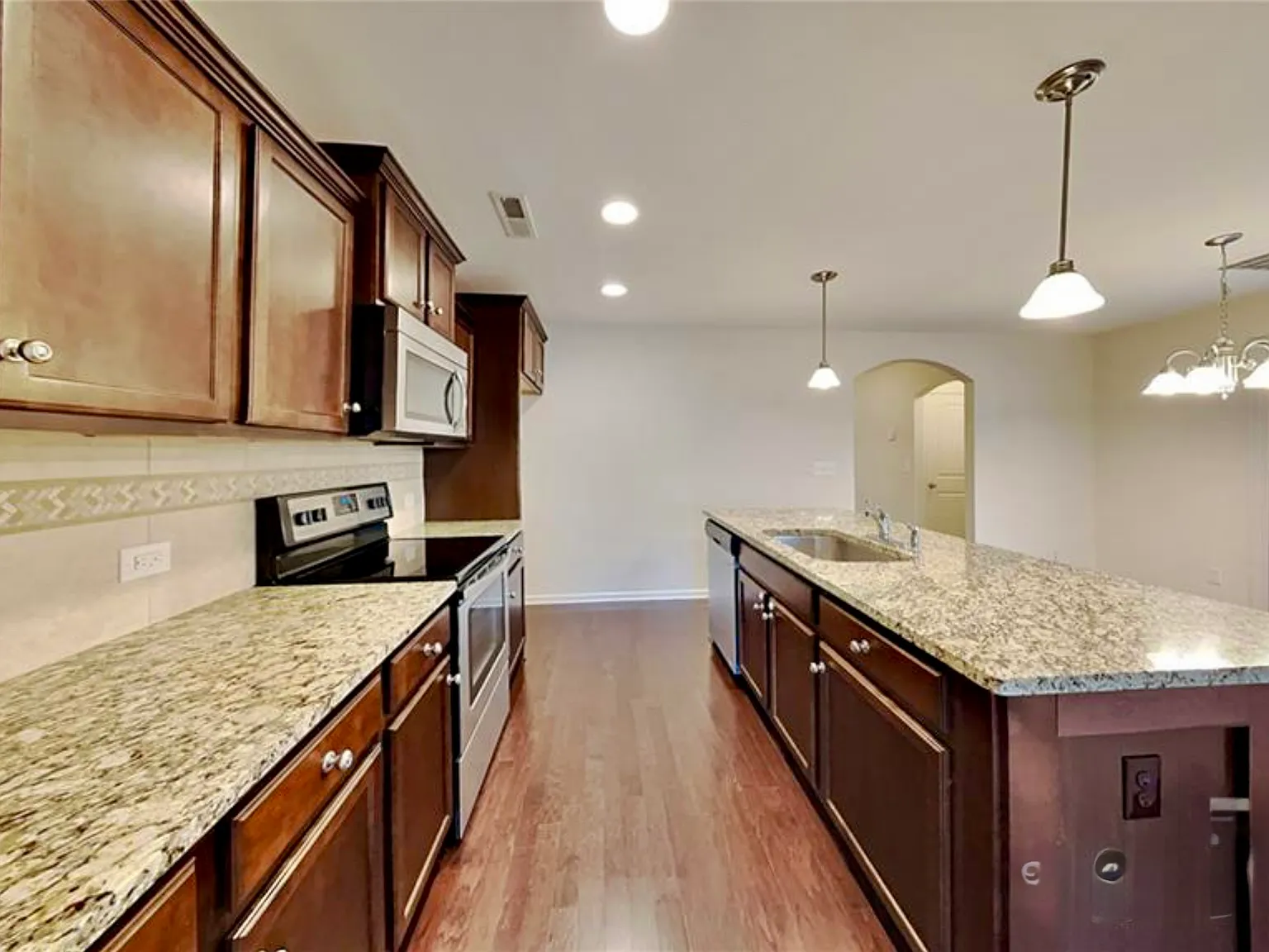 3 bed, 1986 sqft, $2,200 — Photo 2