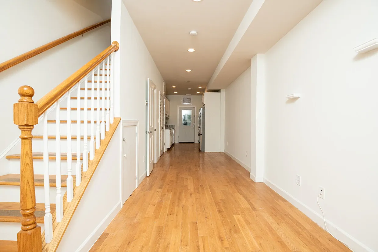 2 bed, 1.5 bath, 877 sqft, $2,500 — Photo 2