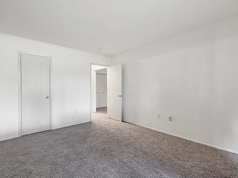 Sunnymede Apartments - Troy, MI — Photo 22
