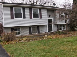 29 Bramblewood Ln, Penfield, NY 14526