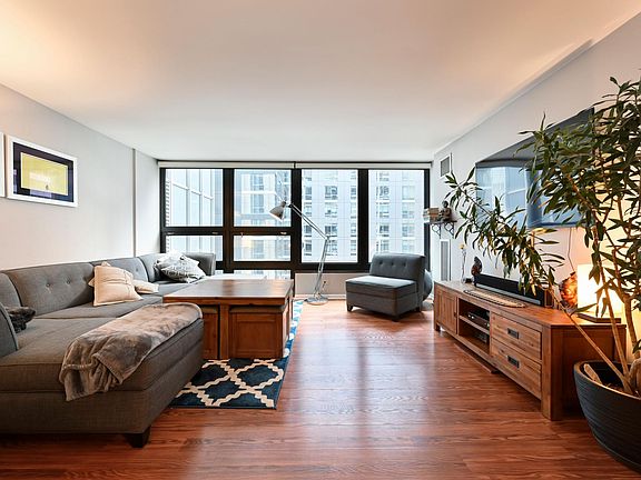 4th image of 230 E Ontario St APT 702