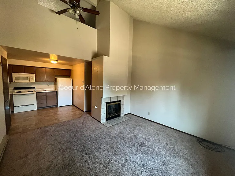147 E Willow Tree Ln — Photo 4