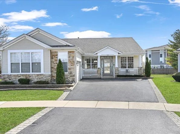 106 River Run Ct, Oswego, IL 60543