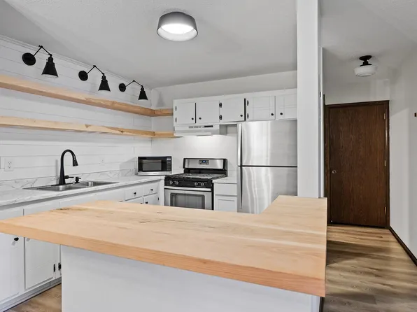 4004 Foss Rd NE #203, Saint Anthony, MN 55421