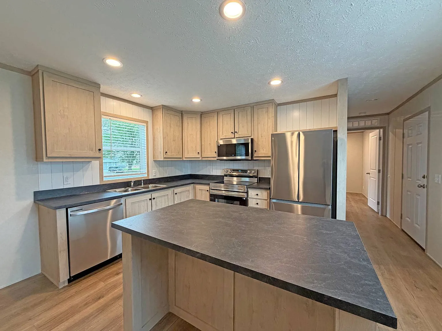 3 bed, 2.0 bath, 990 sqft, $1,500 — Photo 2