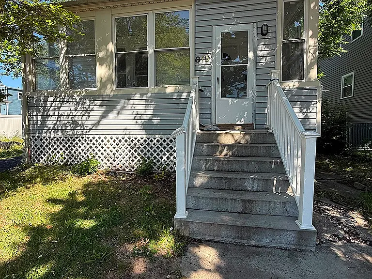 816 Essex Ave — Photo 1