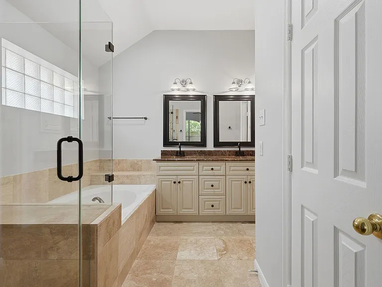18 Mulberry Glen Pl — Photo 30