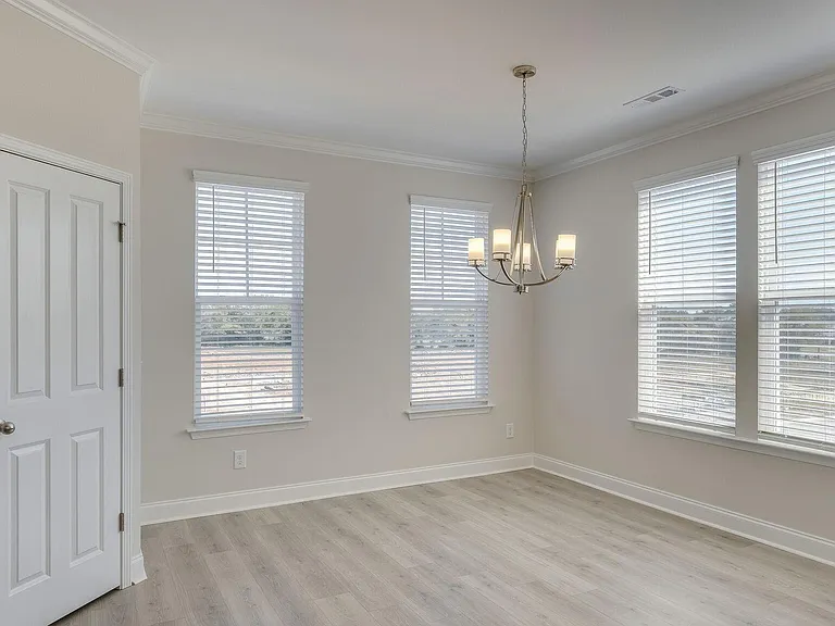 831 Westcott Ln — Photo 7