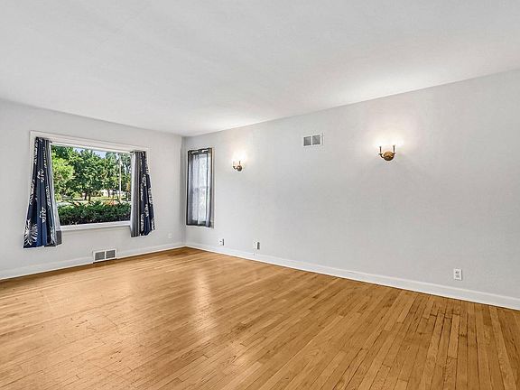 5th image of 1011 W Silver Spring DRIVE