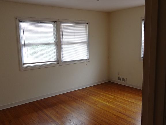 3rd image of 123 Fairwood Dr