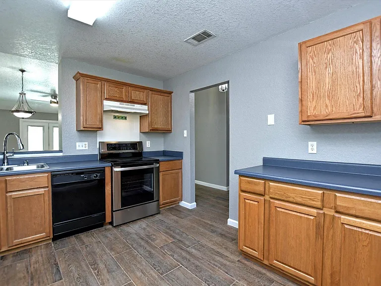 814 Monarch Ave — Photo 3