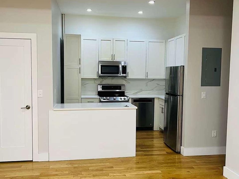 2nd image of 318 Humboldt St APT 1