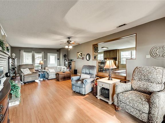 3rd image of 109 Gull Cove Dr