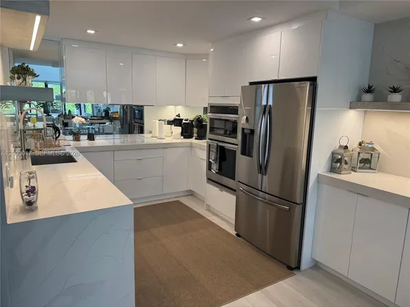 336 Poinciana Dr #1008, North Miami Beach, FL 33160