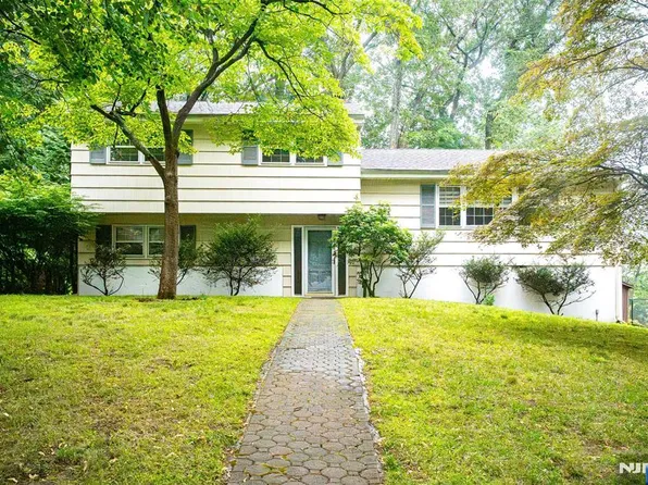 19 Dearborn Dr, Old Tappan, NJ 07675