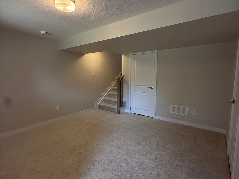 286 Les Emmerson Dr S — Photo 23
