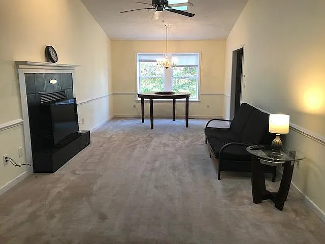 570 Jefferson Dr — Photo 2