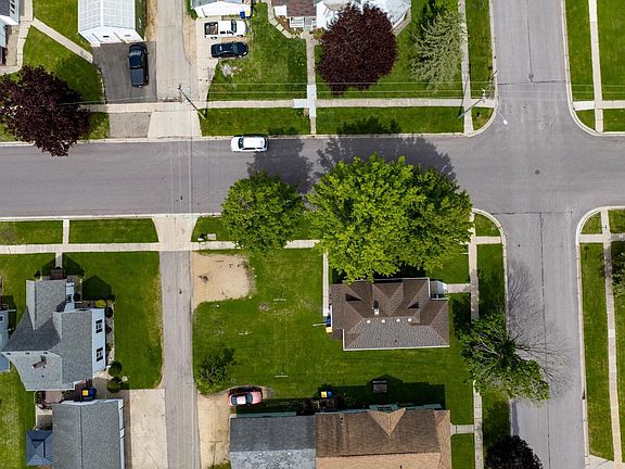 2nd image of 647 Pine Avenue