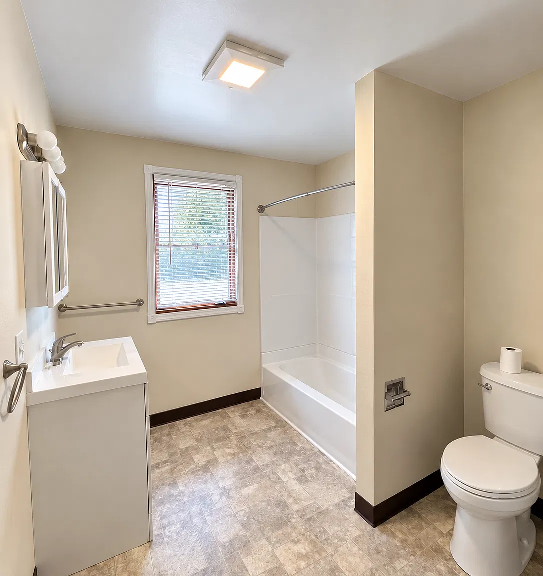 3 bed, 3976 sqft, $2,600 — Photo 4