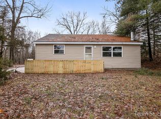 5524 10 Mile Rd NE, Rockford, MI 49341