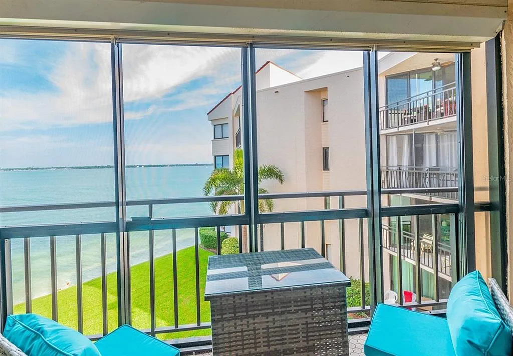 2 bed, 2.0 bath, 1082 sqft, $5,625 — Photo 2