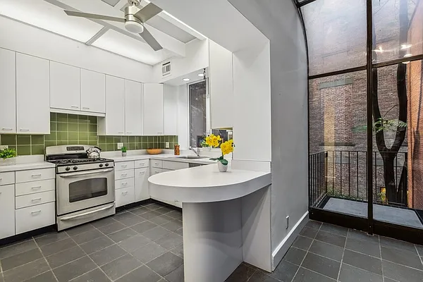 Rented by Luxian International Realty LLC | media 66