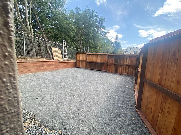 4th image of 992 Healdsburg Ave