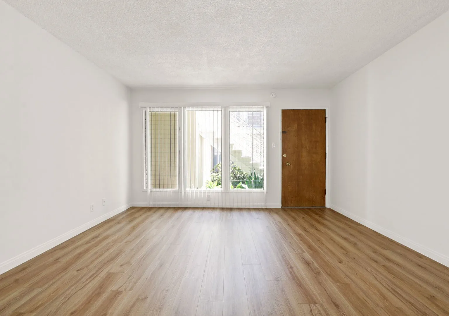 927 3rd St - North of Wilshire and 3 blocks to the beach! — Photo 4