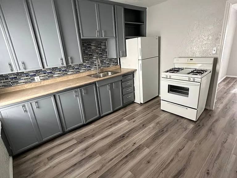1911 NW Floyd Ave — Photo 5