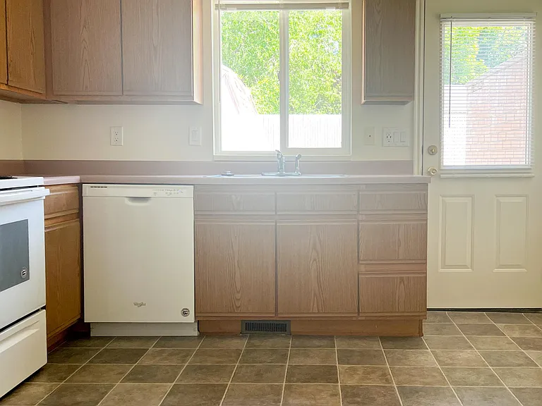 1441 S Main St — Photo 5