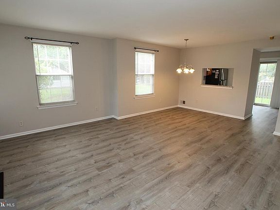 4th image of 51 Eaton Ct