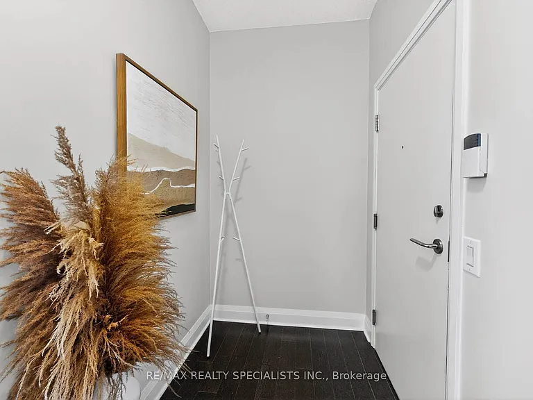 1 Hurontario St #306 — Photo 8