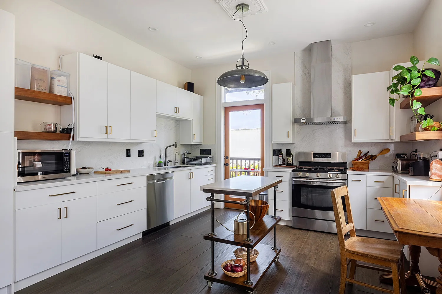3 bed, 1355 sqft, $7,450 — Photo 4