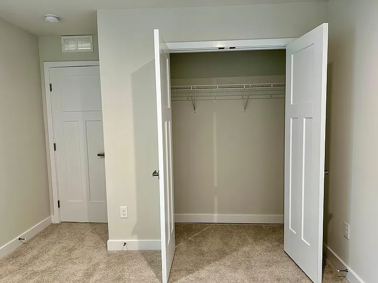 325 E Cochran St — Photo 34