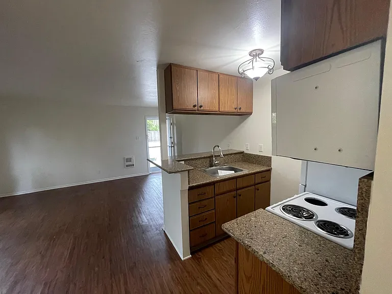 423 W Gutierrez St #11 — Photo 2