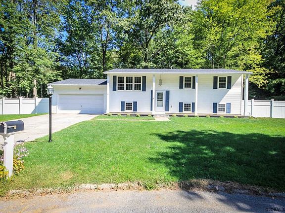 2nd image of 5 Roosevelt Ct