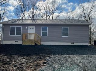104 Luton Ct, Bushkill, PA 18324
