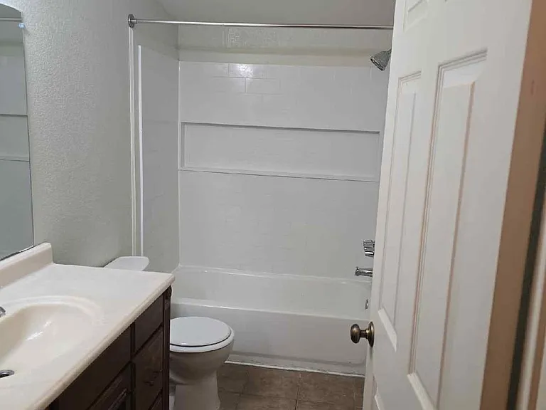760 W Simmons Rd — Photo 4