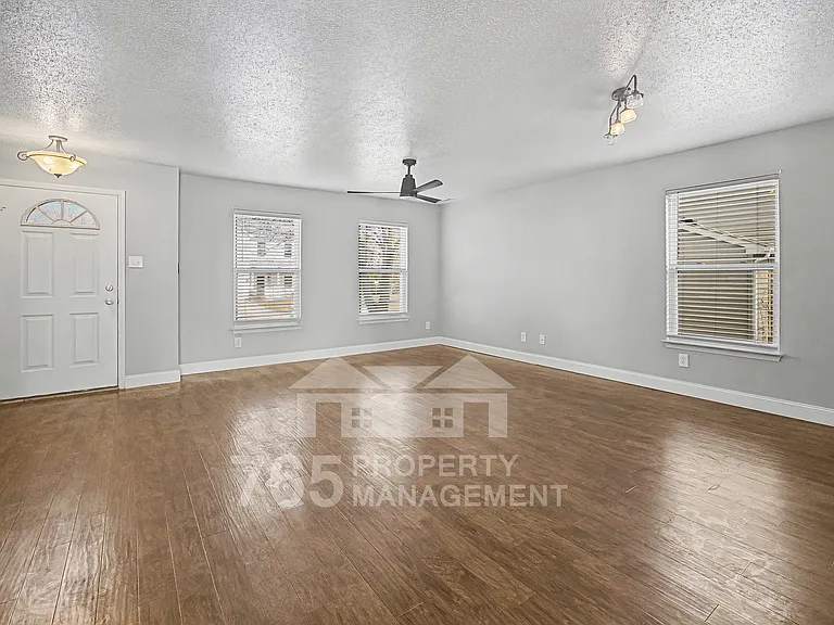 2641 Massasoit Ln — Photo 2