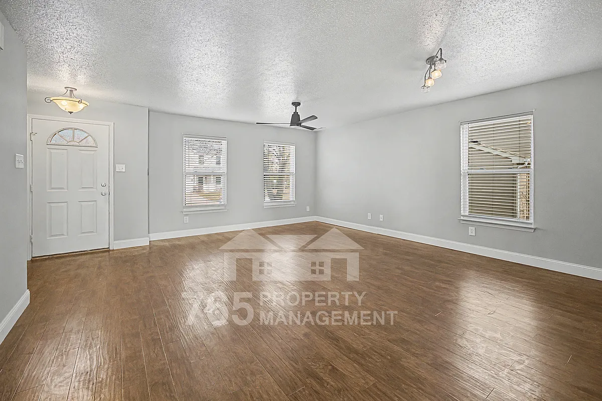 Building Photo - 2641 Massasoit Ln