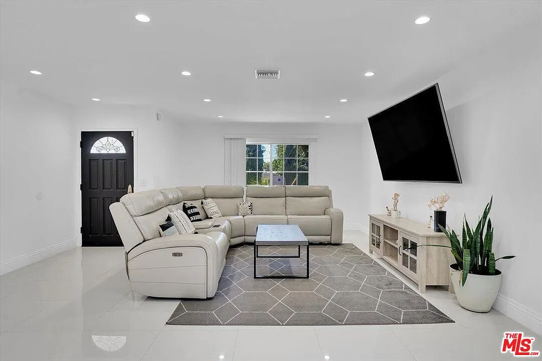 3 bed, 2.0 bath, 1570 sqft, $5,899 — Photo 2
