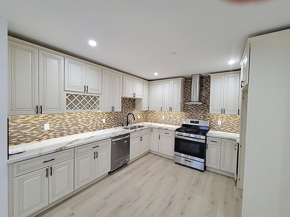 4th image of 20927 Hart St