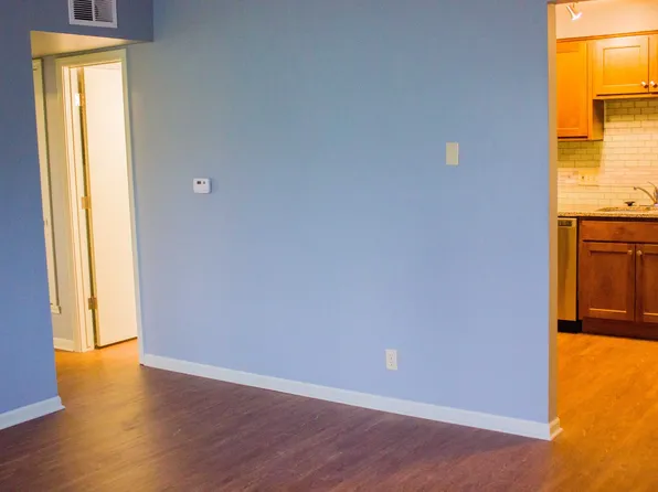 Hepburn Square, 2430 Q St #8, Lincoln, NE 68503