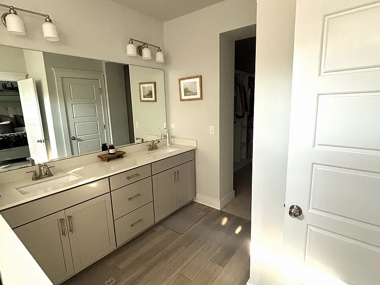 2554 Barry St — Photo 9
