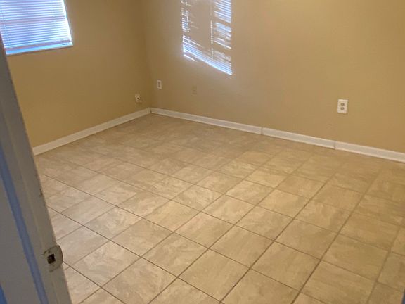 4th image of 2302-04 Amherst Ave #2302