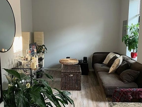 2nd image of 1420 W Blackhawk St APT 2M