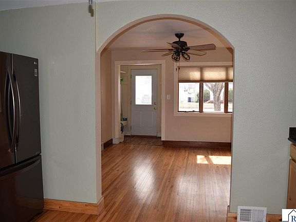 3rd image of 213 Brown St W