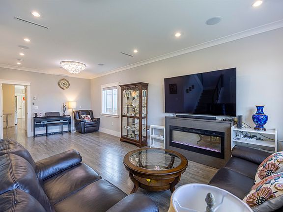 5th image of 4036 Moscrop St